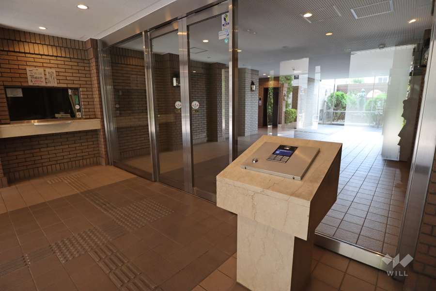 エントランスはオートロック付きです。