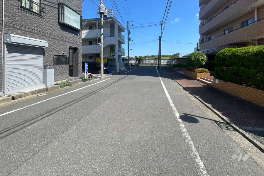 敷地西側の前面道路　