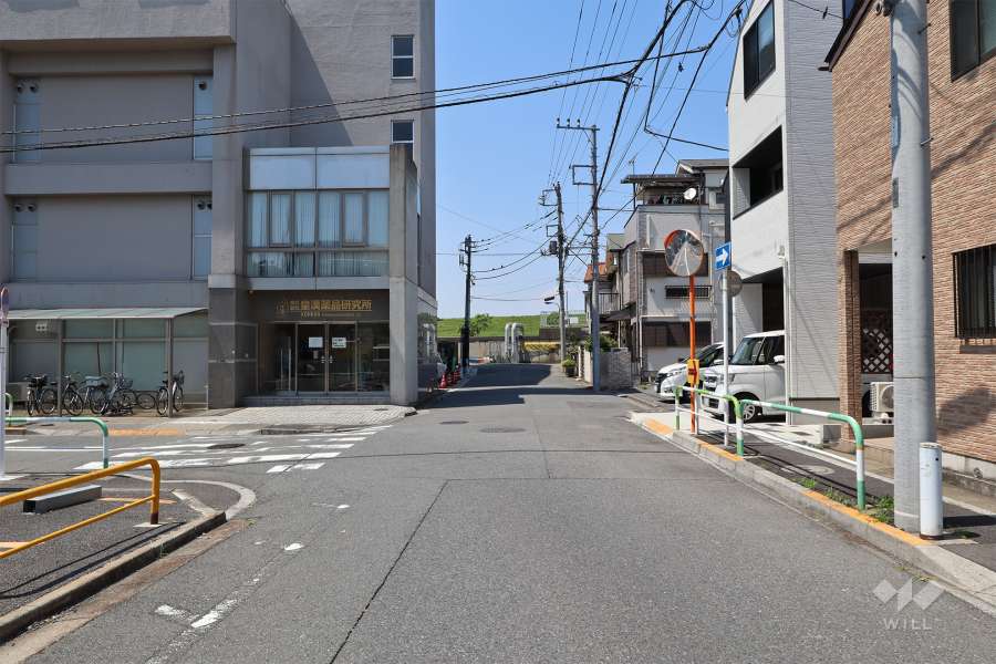 敷地東側の前面道路（南側から）