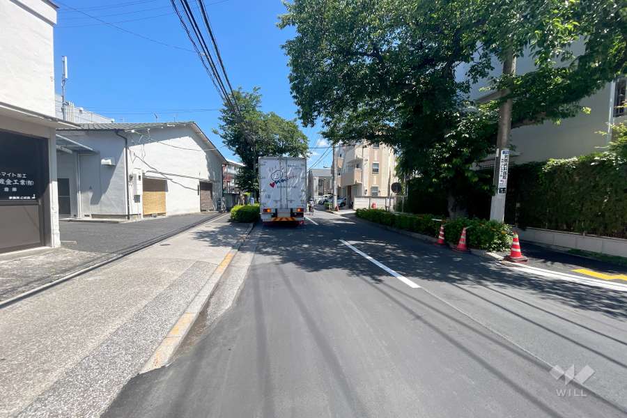 敷地西側の前面道路