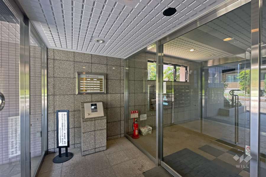 エントランスはオートロック付きです。