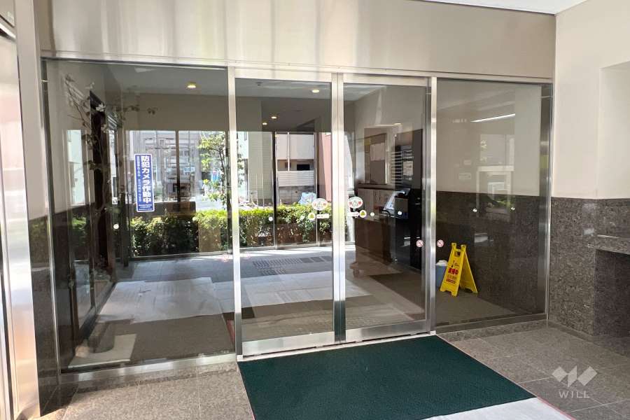 エントランスはオートロック付きです。