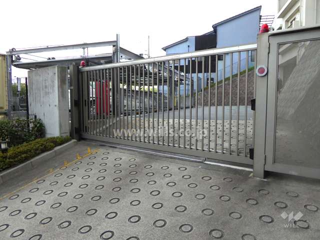 駐車場出入り口（ゲート付き）