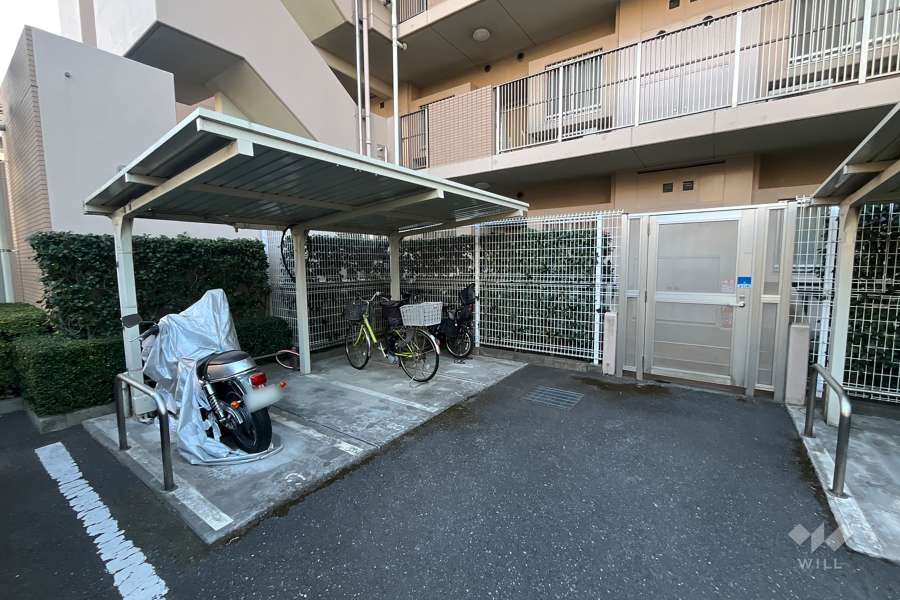 バイク置き場（屋根付き）