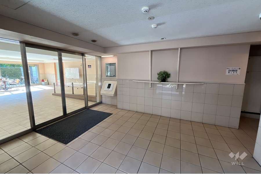 エントランスはオートロック付きです。