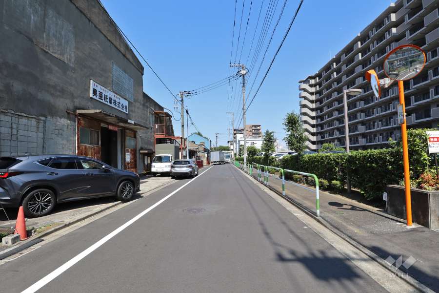 敷地南側の前面道路（西側から）