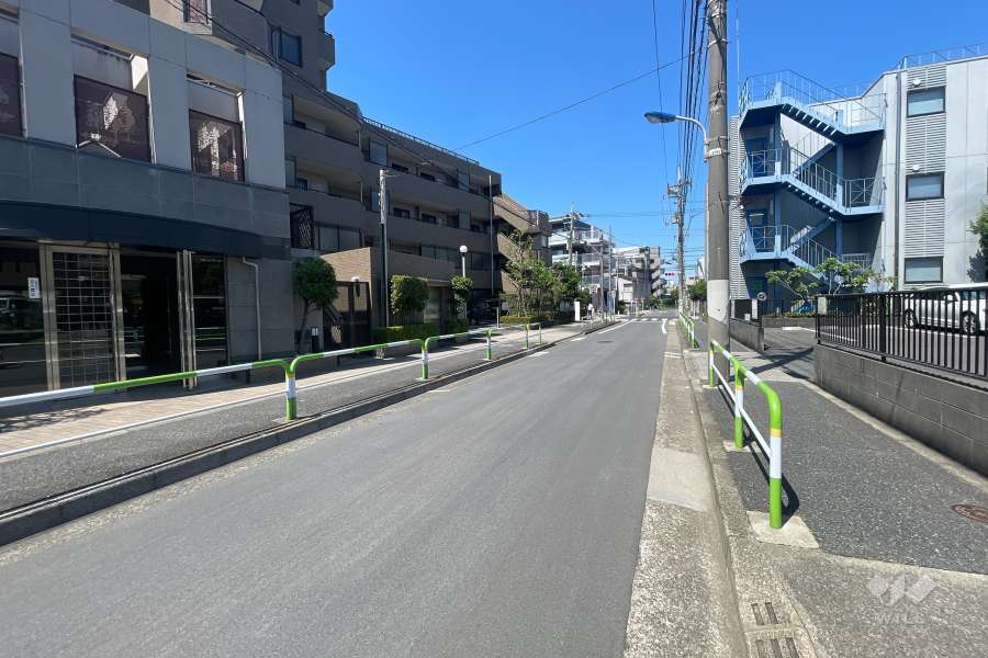 敷地北側の前面道路