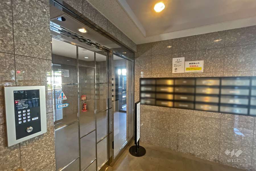 エントランスはオートロック付きです。