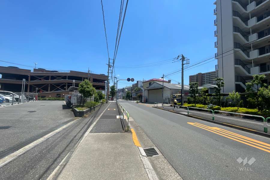 敷地の南側前面道路（東側から）