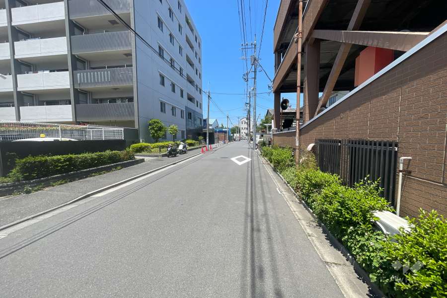 敷地の東側前面道路（南側から）
