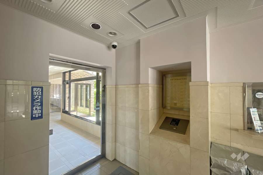 エントランスはオートロック付きです。