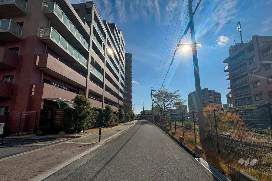敷地西側の前面道路