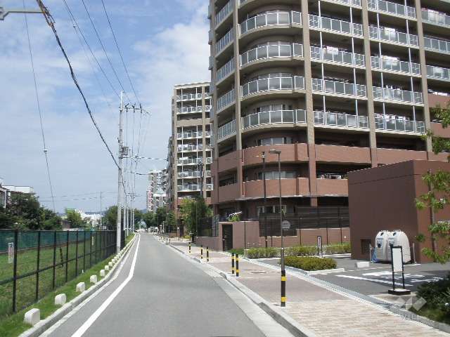 敷地西側の前面道路