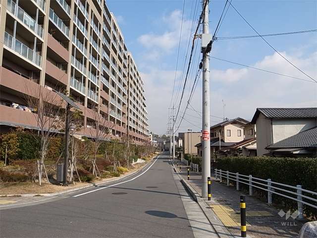敷地南側の前面道路。道を挟んで一戸建て街になっています。