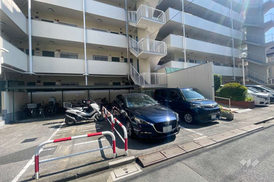 敷地内駐車場（屋外平面式）と駐輪場とバイク置場