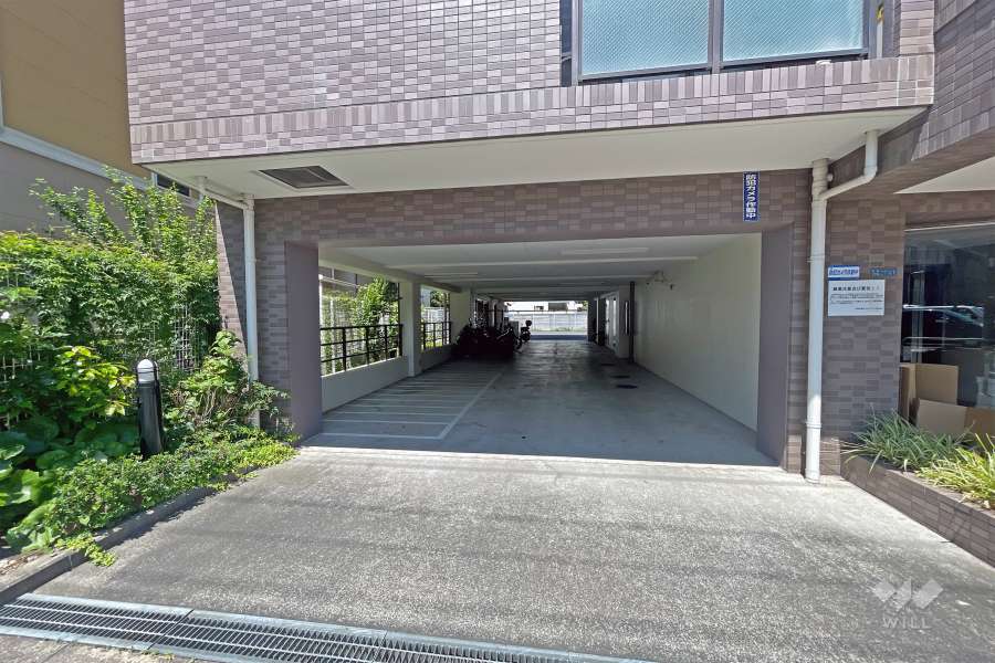 駐車場出入り口