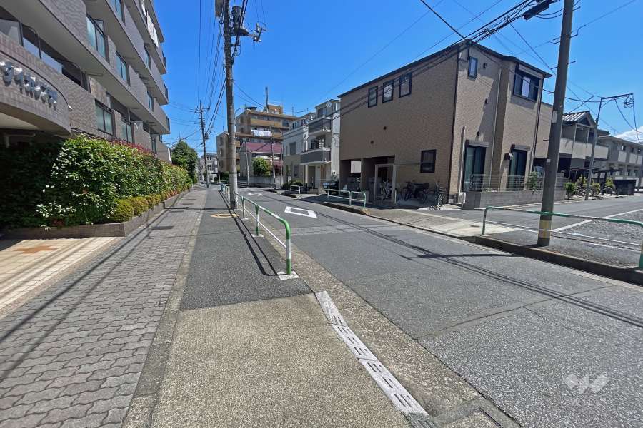 敷地の東側前面道路（南側から）