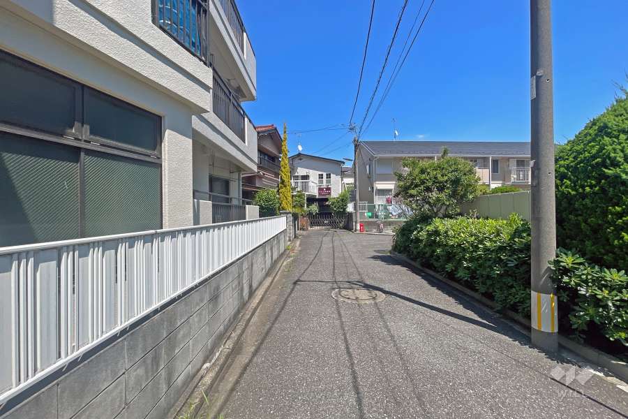敷地の東側前面道路（北側から）