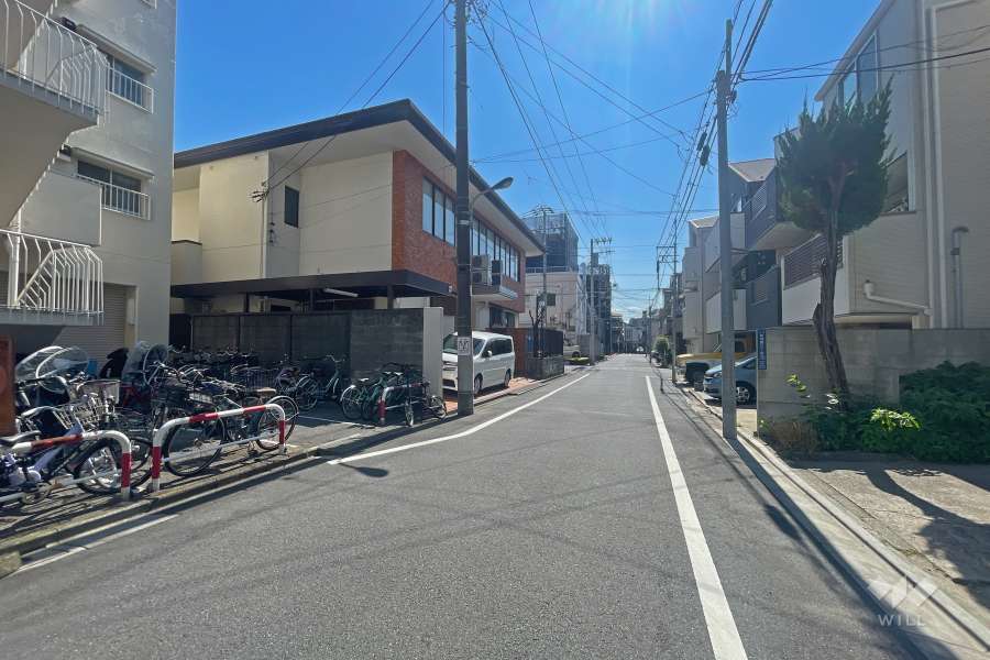 敷地の南側前面道路（東側から）