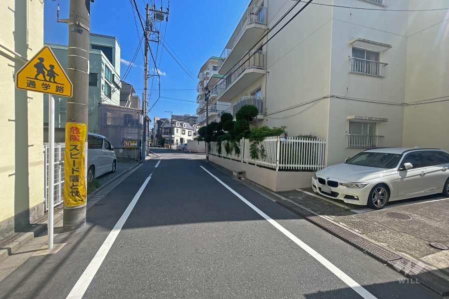 敷地の東側前面道路（北側から）