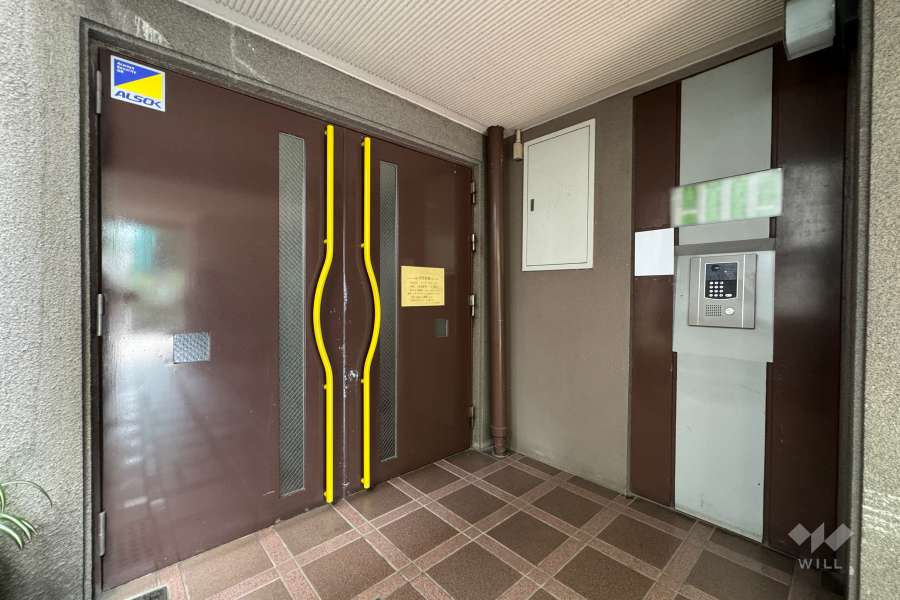 エントランスはオートロック付きです。　