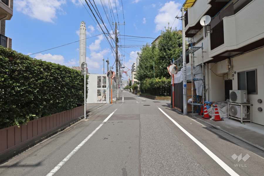 敷地東側の前面道路（南側から）