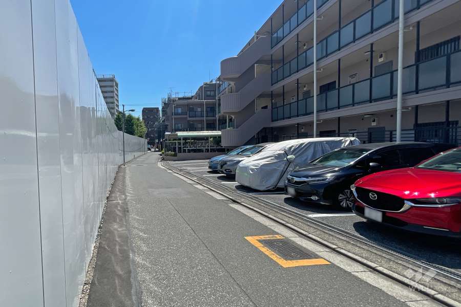 敷地北側の前面道路（西側から）