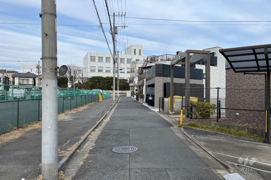 敷地西側の前面道路