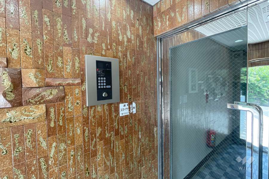 エントランスはオートロック付きです。