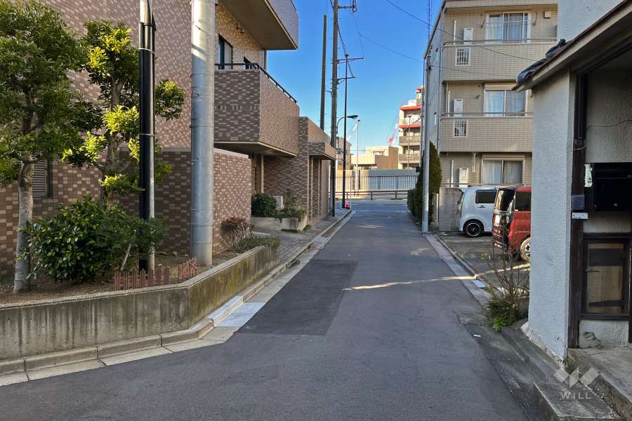 敷地東側の前面道路（南側から）