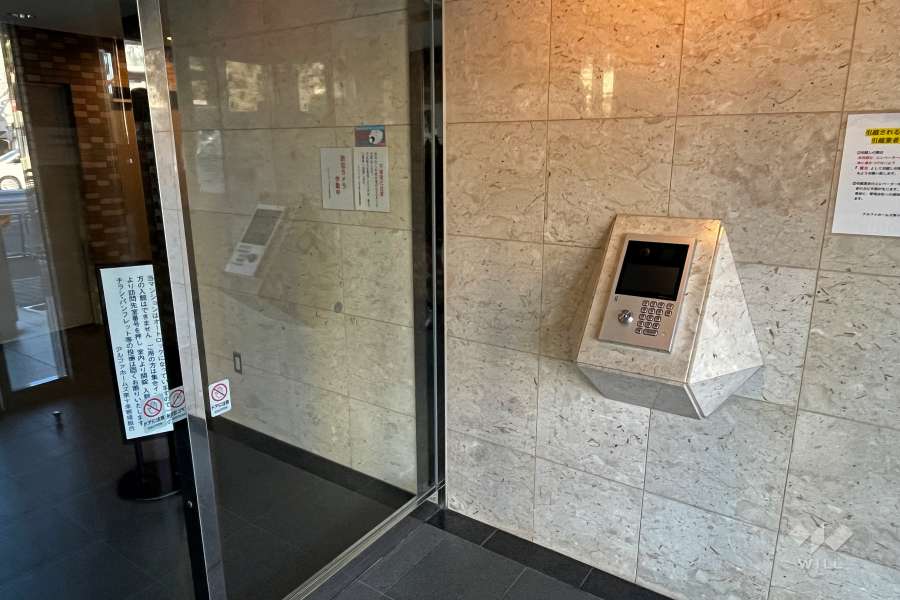 エントランスはオートロック付きです。