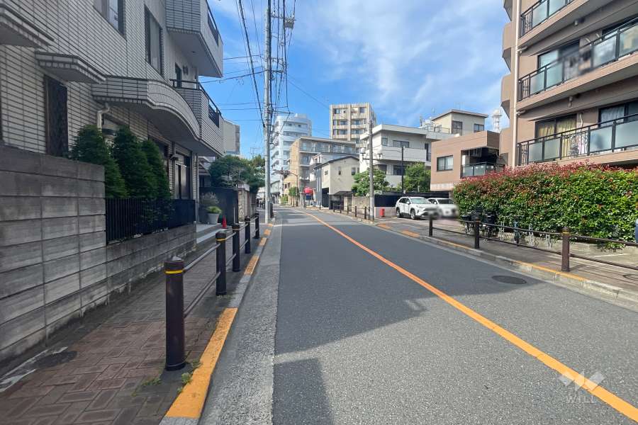 敷地西側の前面道路