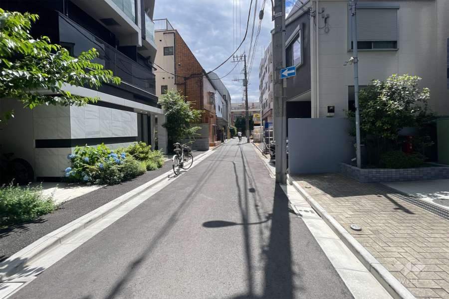 敷地の南側前面道路（東側から）