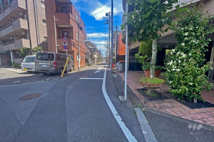 敷地西側の前面道路（南側から）