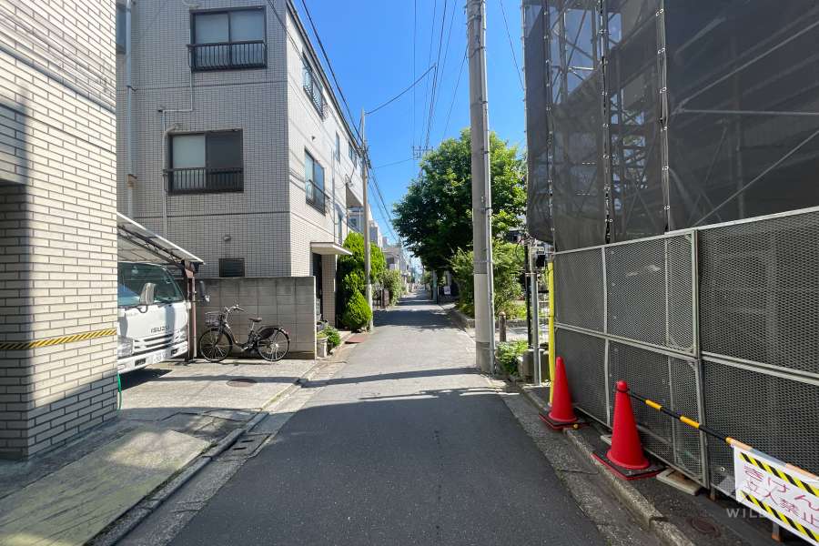 敷地西側の前面道路（南側から）