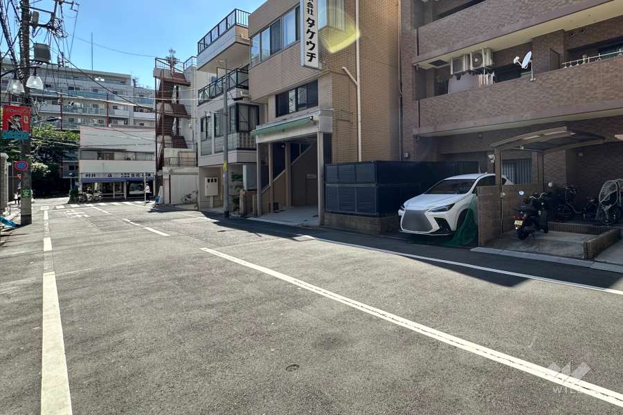 敷地の南側前面道路（東側から）