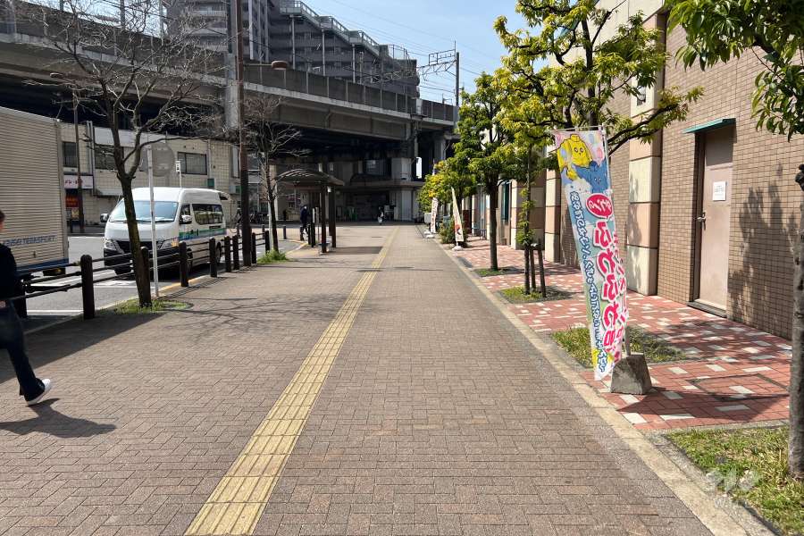 敷地の南側前面道路（東側から）