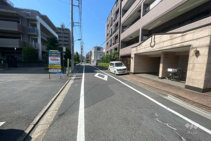 敷地東側の前面道路（北側から）