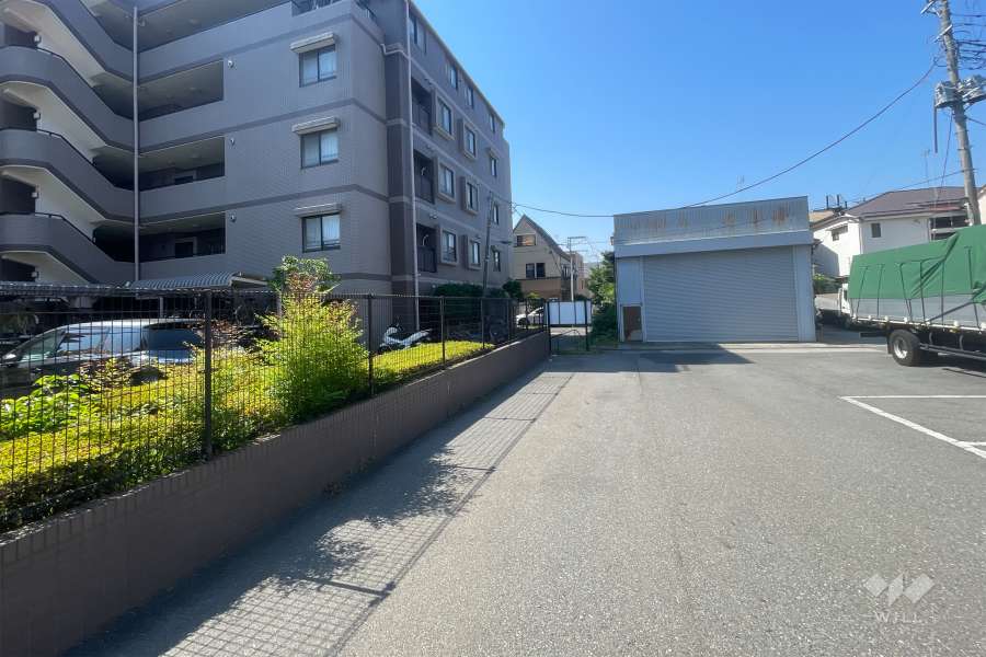 敷地西側の前面道路（北側から）