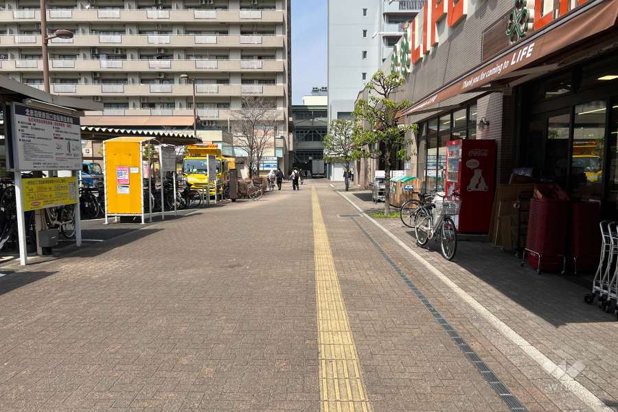 敷地西側の前面道路