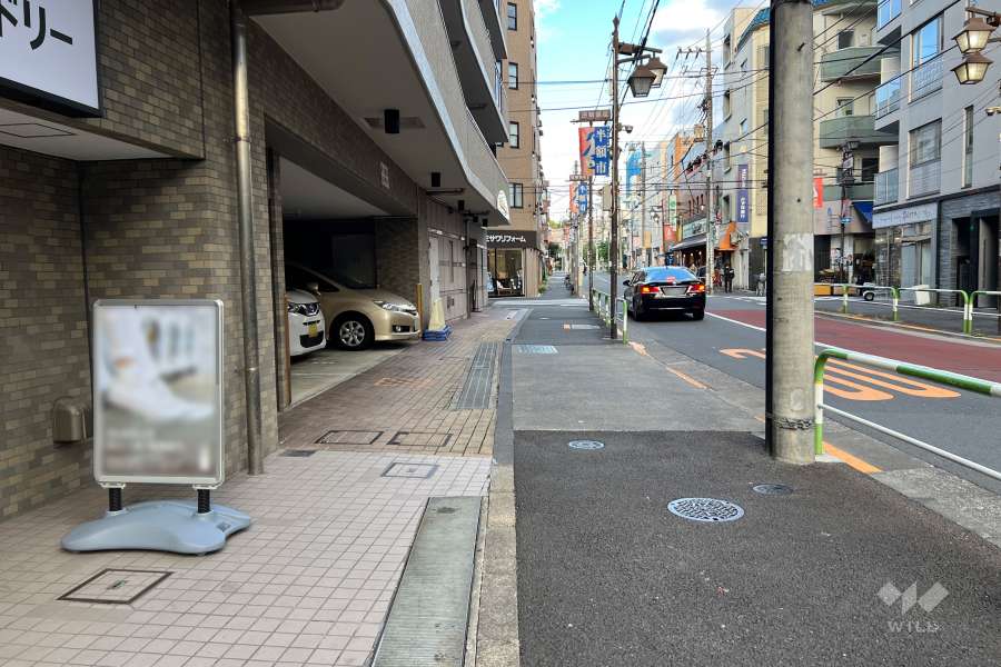 敷地の南東側前面道路（南西側から）