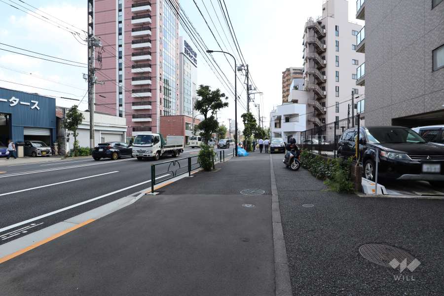 敷地北東側の前面道路（北西側から）