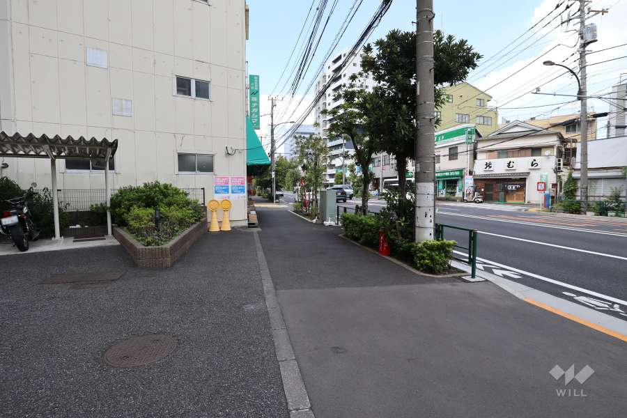 敷地北東側の前面道路（南東側から）