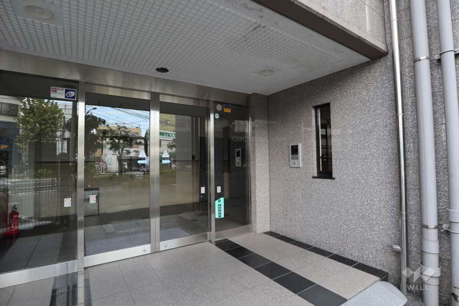 エントランスはオートロック付きです。