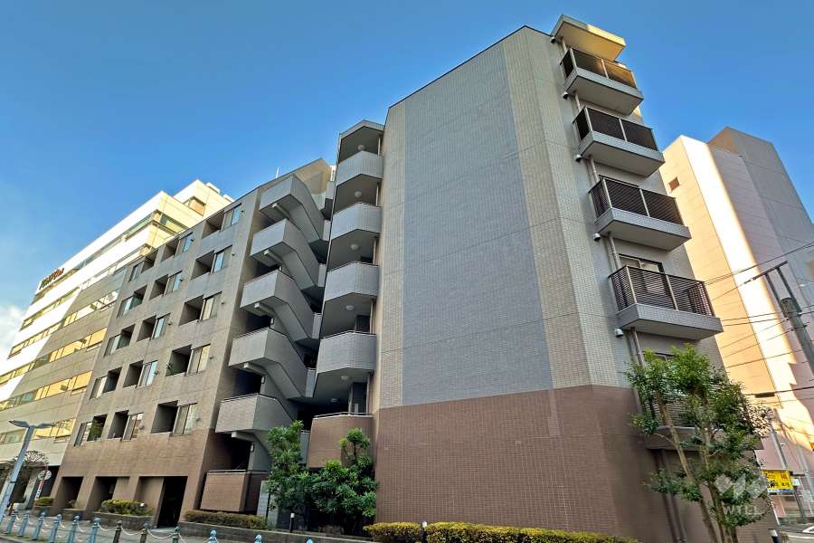 ルピナス王子駅前の外観（南側から）