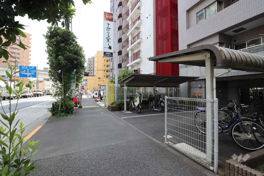 敷地北東側の前面道路（北西側から）