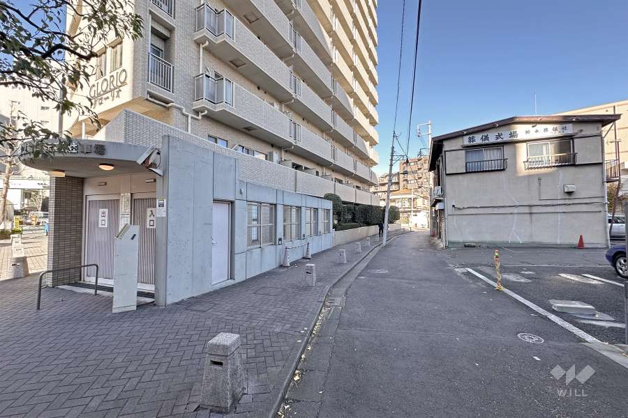 敷地東側の前面道路（南側から）