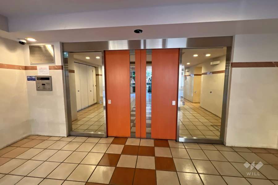 エントランスはオートロック付きです。