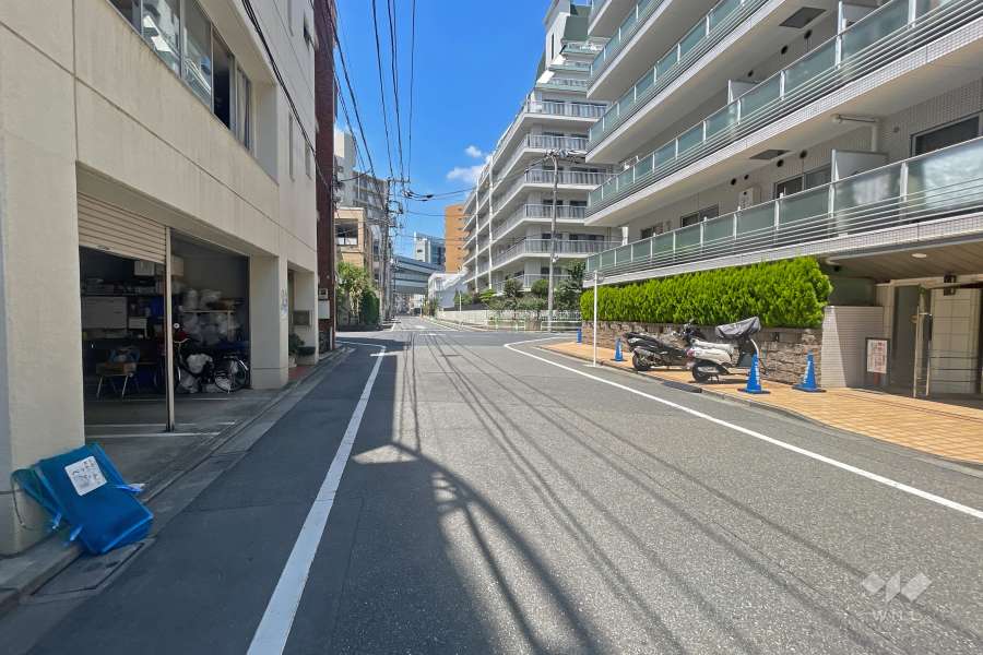 敷地南側の前面道路（東側から）