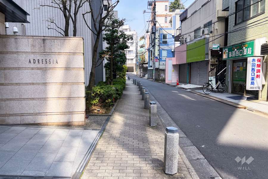 敷地北東側の前面道路（南東側から）